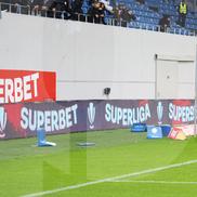 FCU Craiova - Hermannstadt. Scaune aruncate pe teren, meci întrerupt/ foto: Ionuț Iordache (GSP)