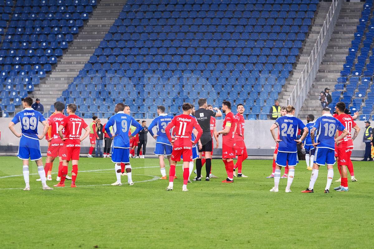 FCU Craiova - Hermannstadt. Scaune aruncate pe teren, meci întrerupt