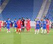 FCU Craiova - Hermannstadt. Scaune aruncate pe teren, meci întrerupt/ foto: Ionuț Iordache (GSP)