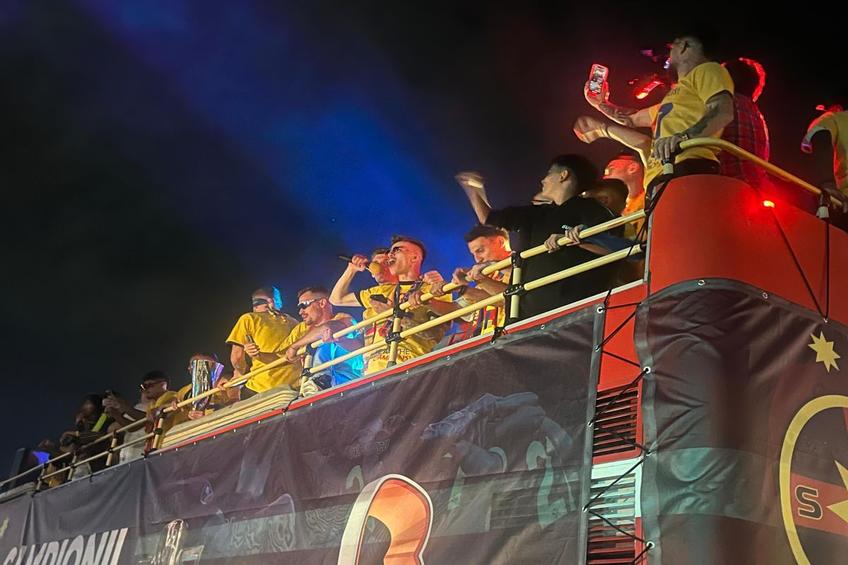 Jucătorii FCSB, paradă de titlu. Foto: Raed Krishan