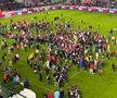 Fanii lui Dinamo au intrat pe teren ca după titlu și au scandat numele lui Mircea Rednic / FOTO: Remus Dinu (GSP)