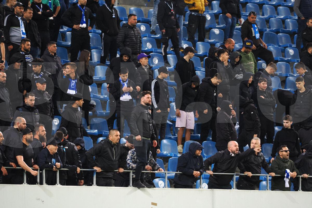 FCU Craiova - Hermannstadt. Scaune aruncate pe teren, meci întrerupt