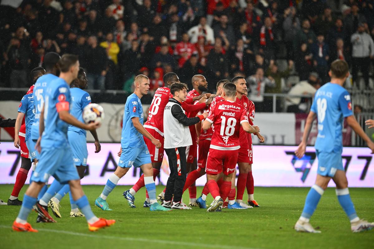 Lui Zeljko Kopic i s-a făcut rău pe bancă » Oamenii din staff i-au sărit în ajutor