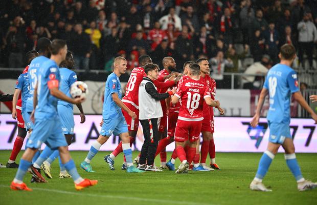 În disperare de cauză: Dinamo vrea să rămână în Liga 1 cu un jucător care a bifat doar 7 minute în play-out