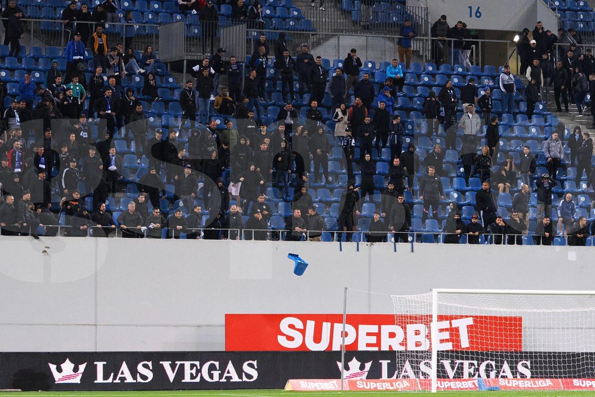 FCU Craiova - Hermannstadt. Scaune aruncate pe teren, meci întrerupt