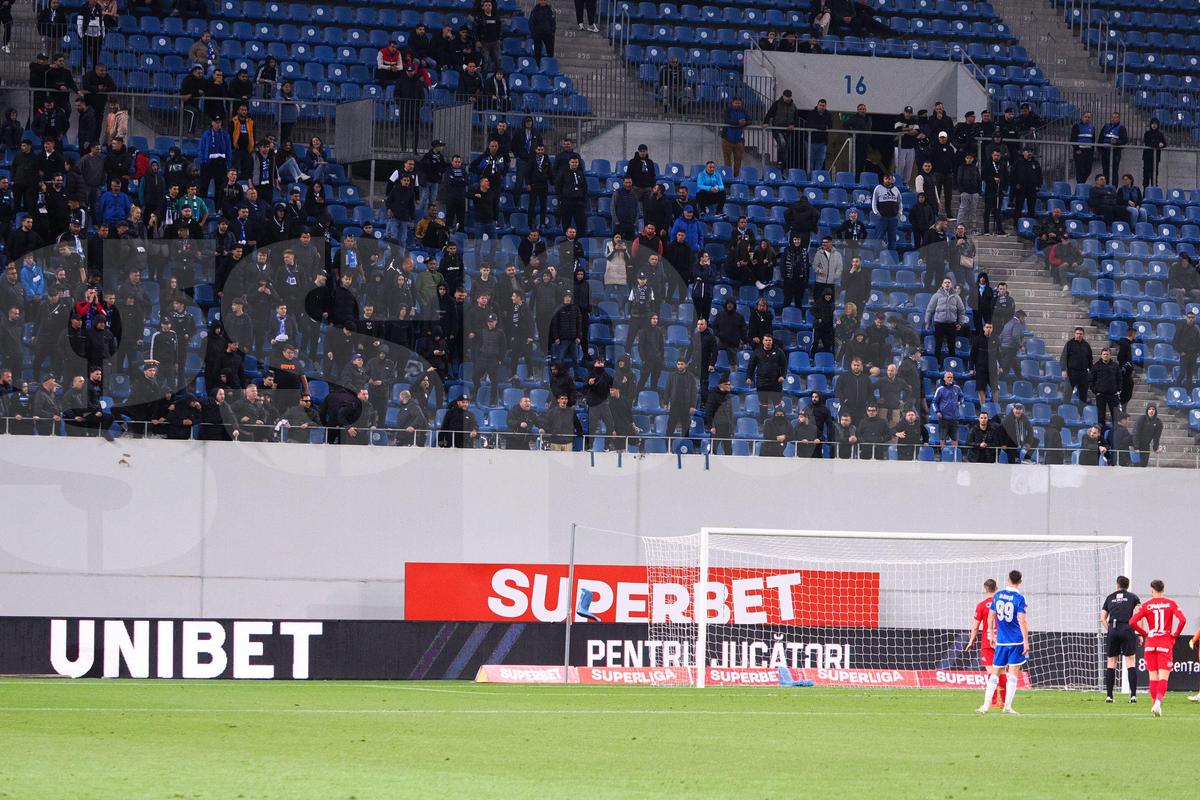 FCU Craiova - Hermannstadt. Scaune aruncate pe teren, meci întrerupt