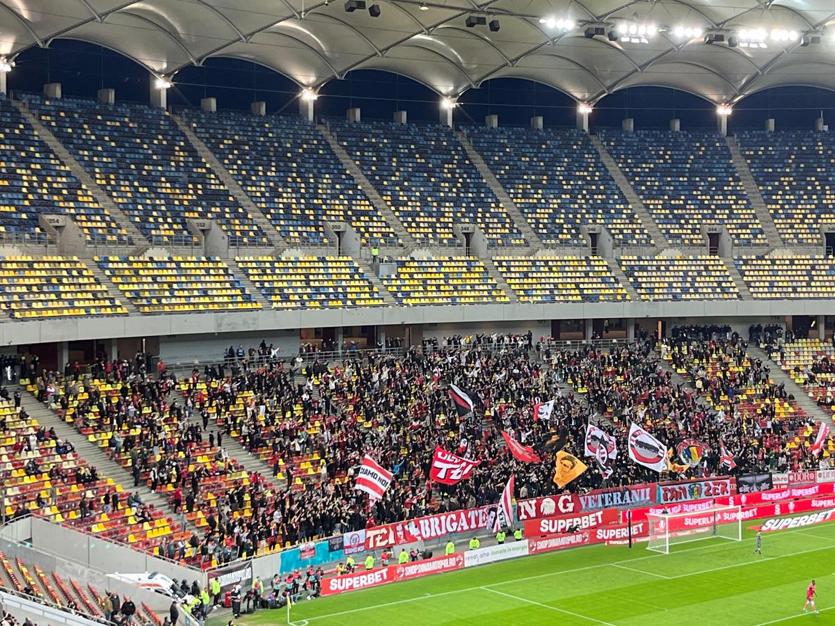 Toate mesajele galeriilor de la Dinamo - Rapid! Peluza Sud, în război cu șefii, ironia rapidiștilor