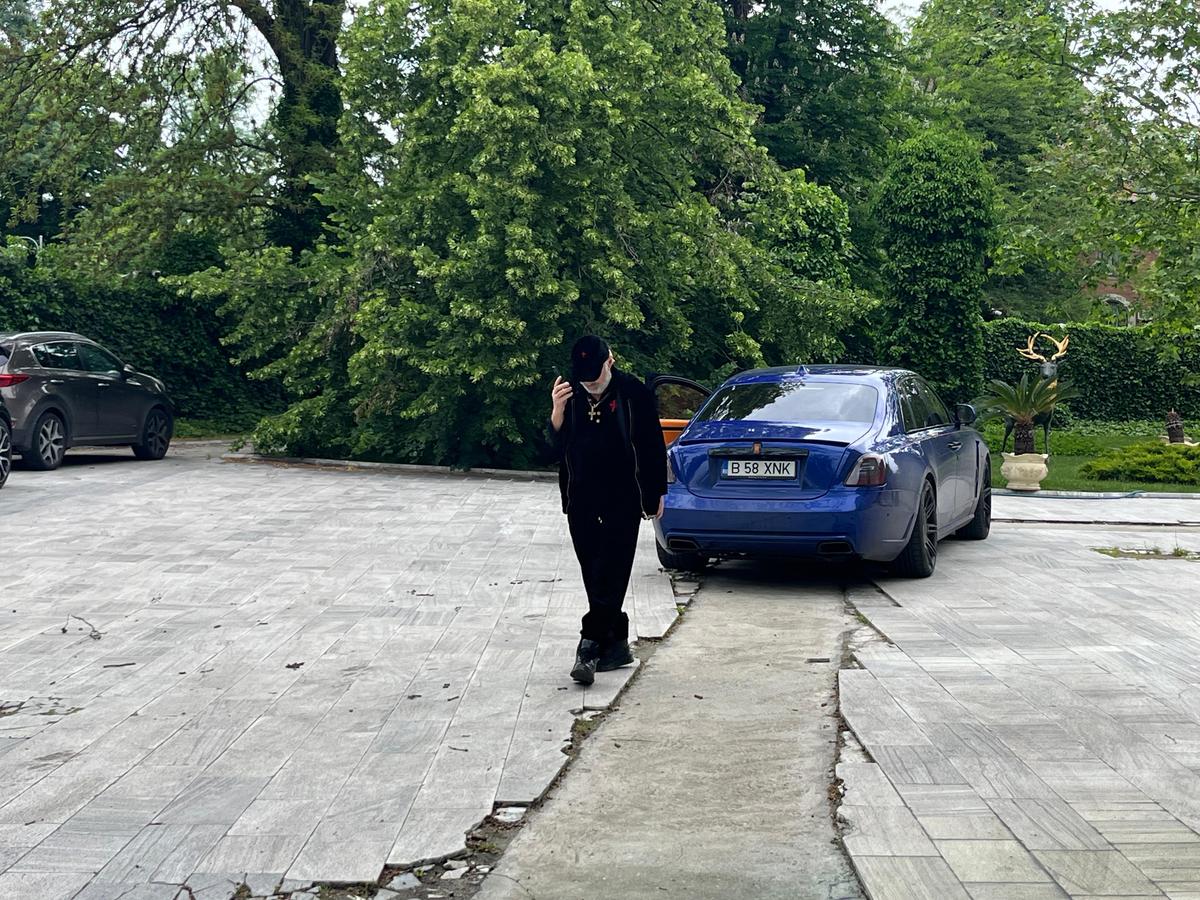 Imagini tari! Gigi Becali se plimba prin curte în timpul unei intervenții în direct