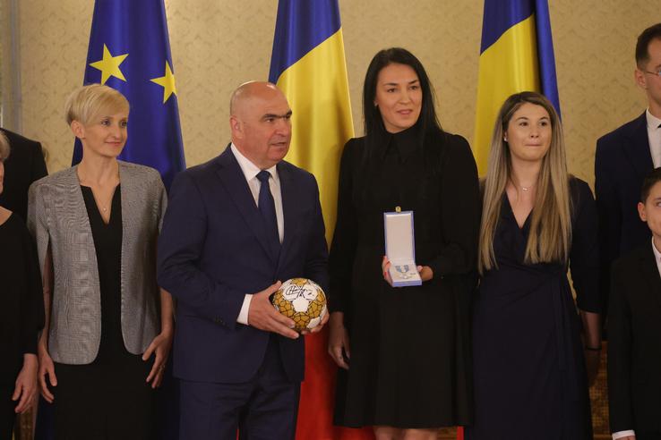 Cristina Neagu a fost decorată de Ilie Bolojan, la Palatul Cotroceni. Foto: Ionuț Iordache (GSP.RO)