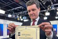 Nicușor Dan și-a arătat diploma de BAC și notele, după fake news-ul distribuit și de Marcel Pușcaș