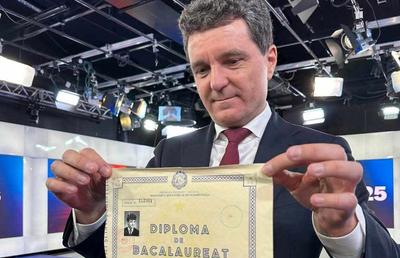Nicușor Dan și-a arătat diploma de BAC și notele, după fake news-ul distribuit și de Marcel Pușcaș
