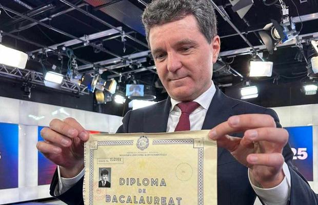 Nicușor Dan și-a arătat diploma de BAC și notele, după fake news-ul distribuit și de Marcel Pușcaș