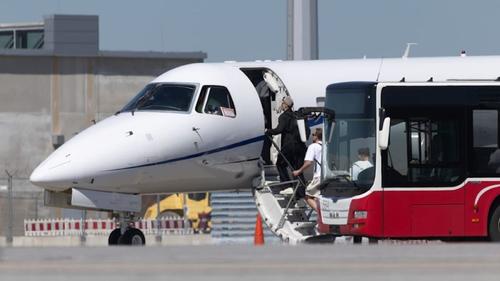 Manuel Neuer, cu șapcă, și Harry Kane urcă în avion / Foto: Bild