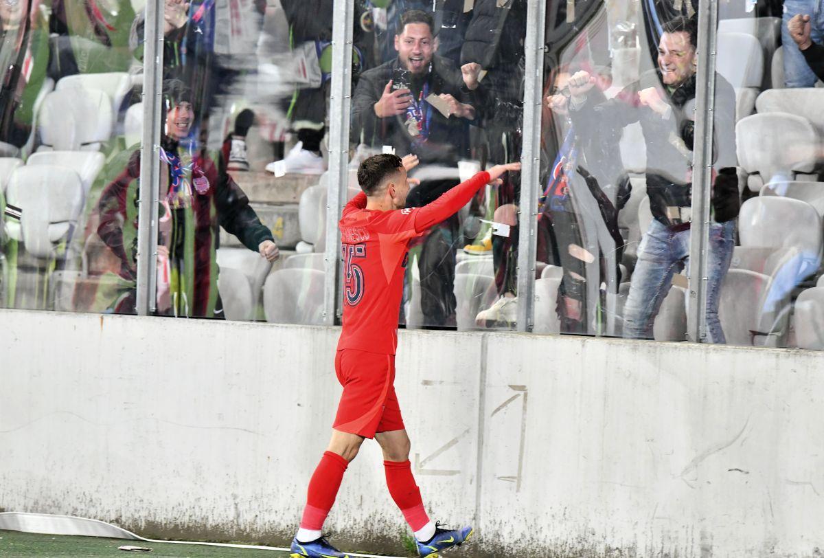 U Cluj - FCSB: imaginile bucuriei dezlănțuite din fața peluzei » Roș-albaștrii au pornit, oficial, sărbătoarea