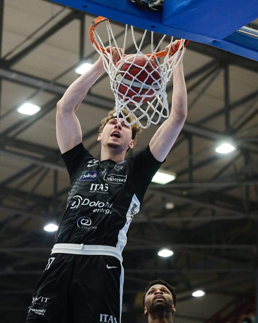Denis Bădălău, în duelul cu Napoli/Foto: Instagram (Trento) Singurul baschetbalist român în campionatul italian, prestație solidă pe terenul lui Napoli: „Fiecare minut e o oportunitate de a demonstra că pot contribui”