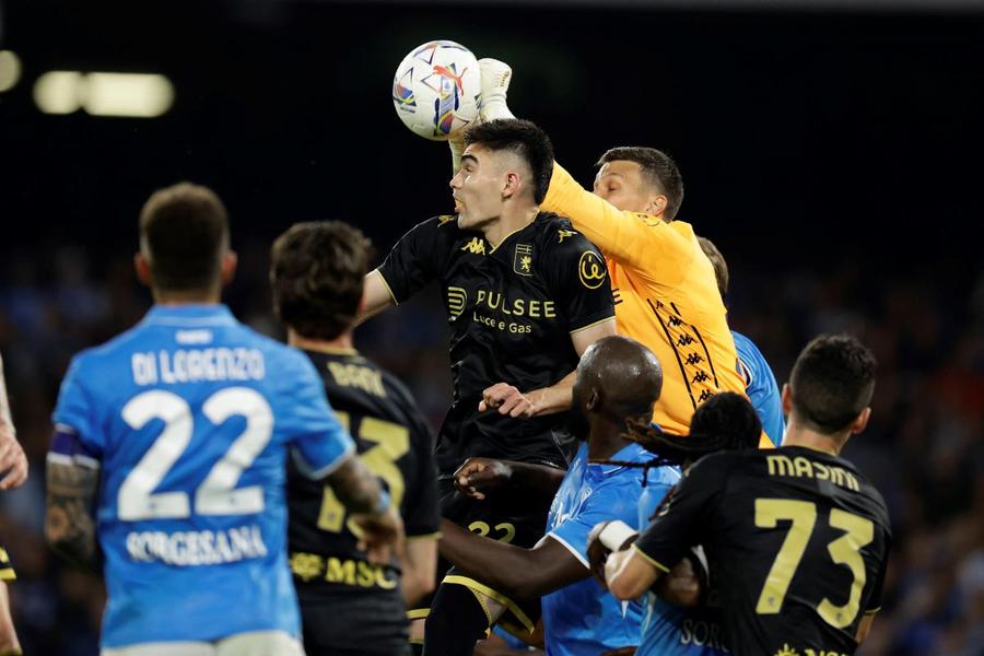 Portarul Benjamin Siegrist (în galben), la debutul în tricoul lui Genoa / Foto: Imago Dan Șucu a luat decizia majoră la Genoa » Îl cumpără pe jucătorul Rapidului