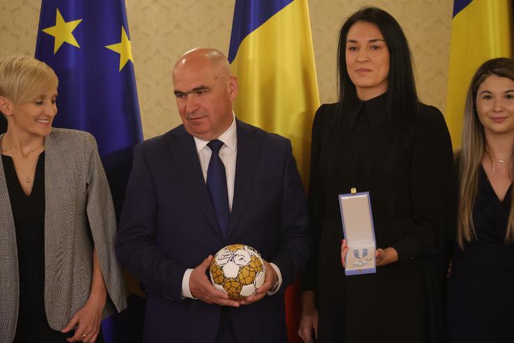 Cristina Neagu a fost decorată de Ilie Bolojan, la Palatul Cotroceni. Foto: Ionuț Iordache (GSP.RO)