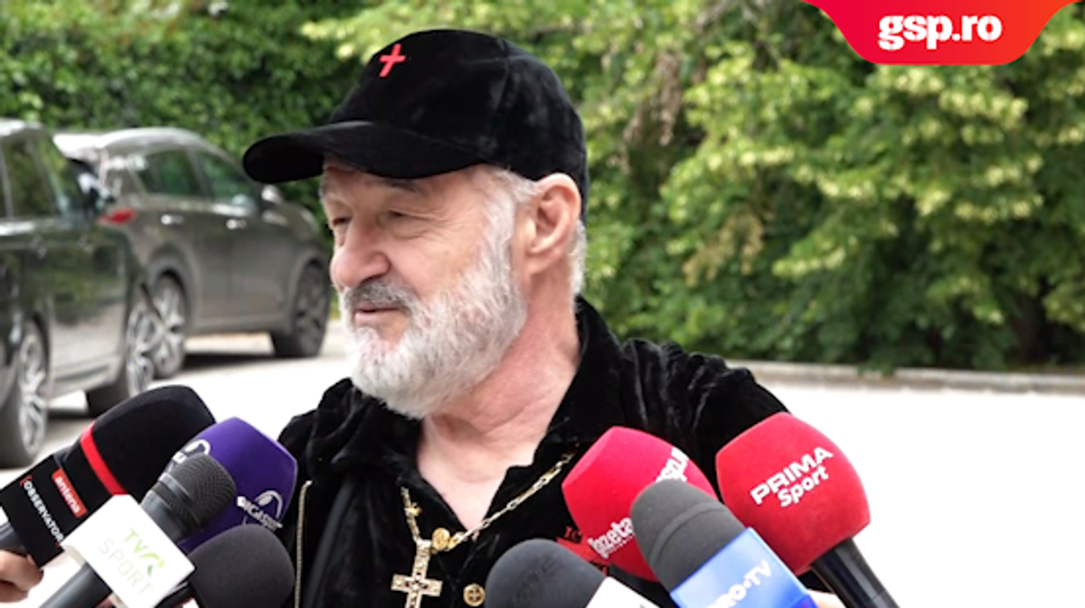Imagini tari! Gigi Becali se plimba prin curte în timpul unei intervenții în direct