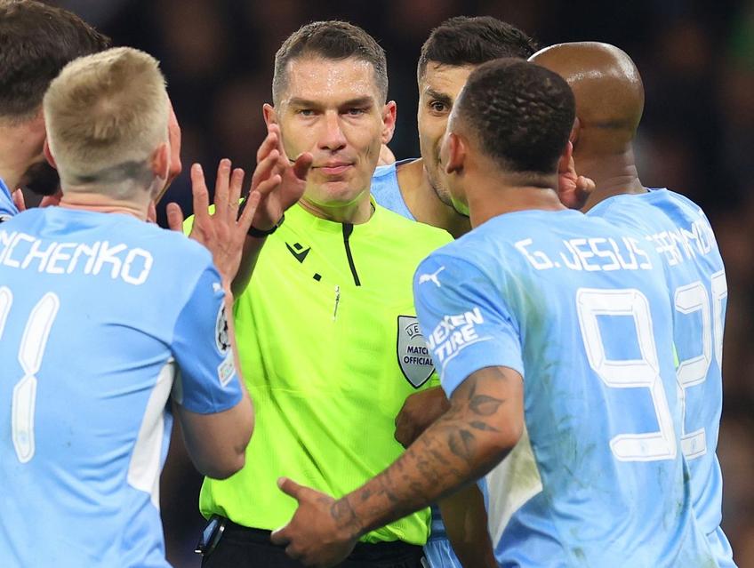Istvan Kovacs, înconjurat de jucătorii lui Manchester City, foto: Gettyimages