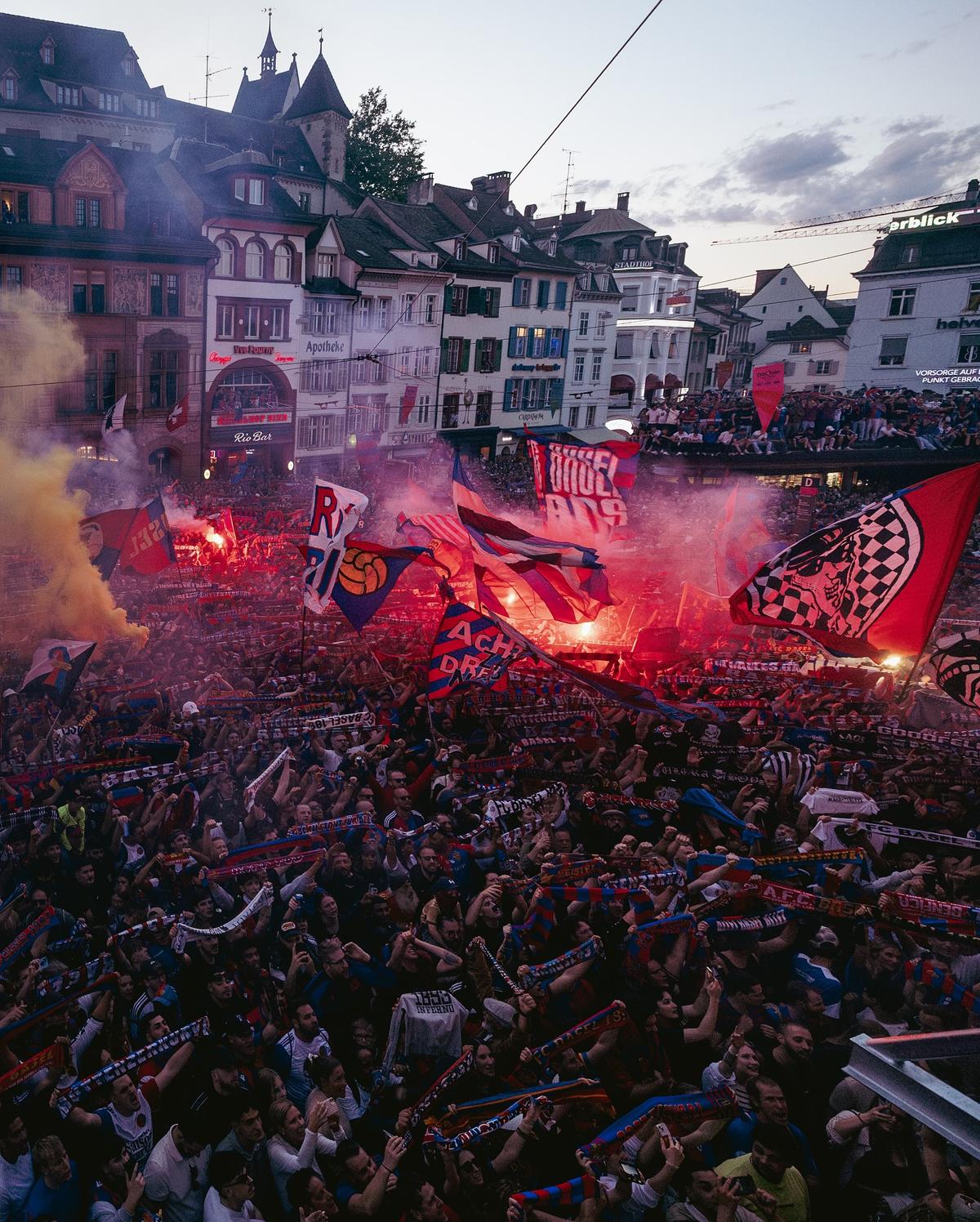 Imagini tari! Au sărbătorit primul titlu după 8 ani, cu fostul golgheter din Superliga printre staruri