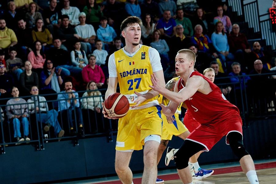 Denis Bădălău, în maioul naționalei de seniori/Foto: fiba.basketball Singurul baschetbalist român în campionatul italian, prestație solidă pe terenul lui Napoli: „Fiecare minut e o oportunitate de a demonstra că pot contribui”