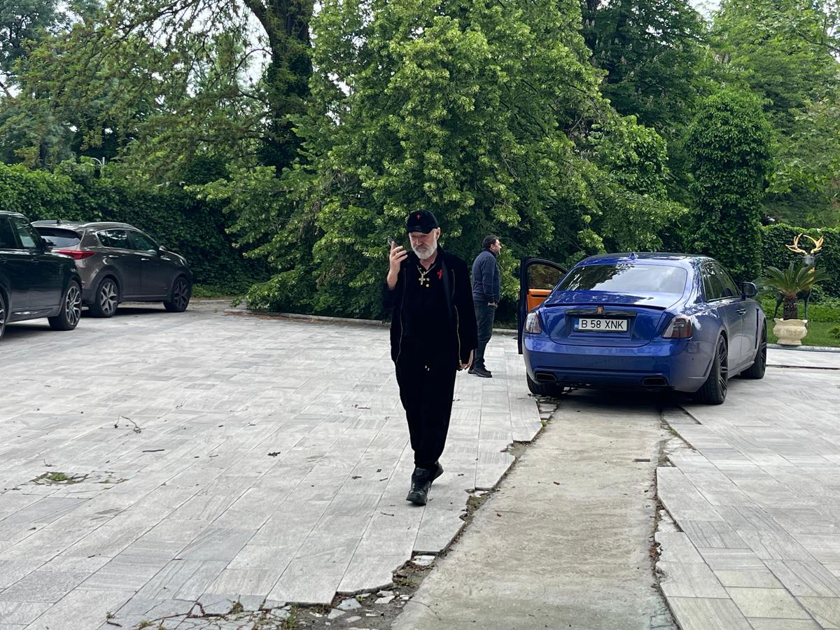 Imagini tari! Gigi Becali se plimba prin curte în timpul unei intervenții în direct