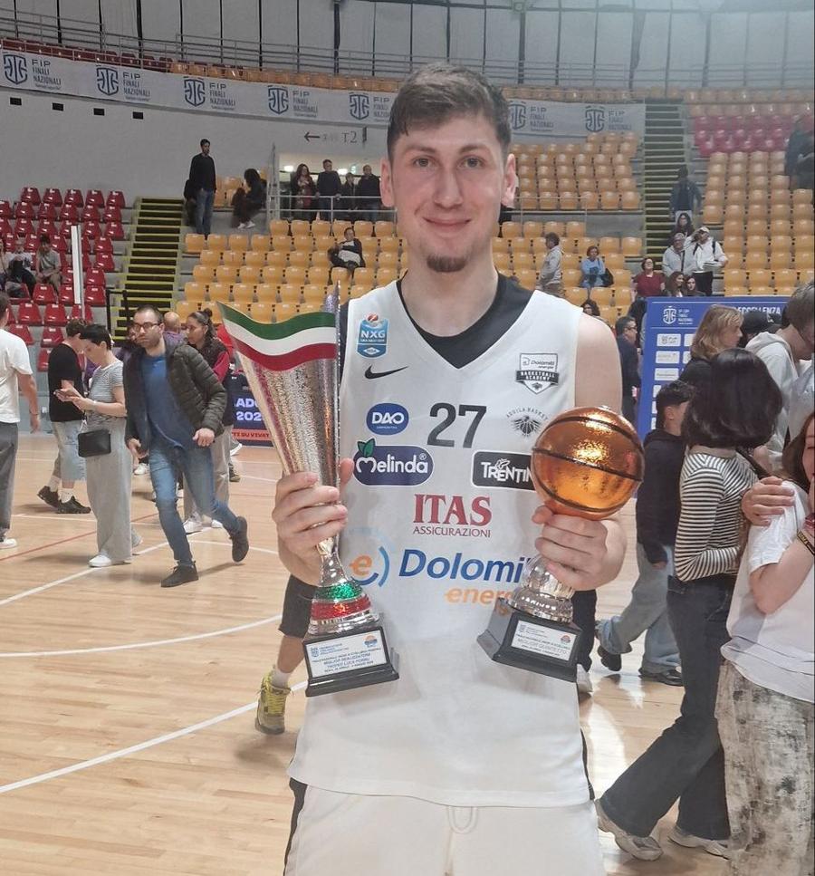 Denis Bădălău, vicecampion al Italiei la U19/Foto: X Singurul baschetbalist român în campionatul italian, prestație solidă pe terenul lui Napoli: „Fiecare minut e o oportunitate de a demonstra că pot contribui”