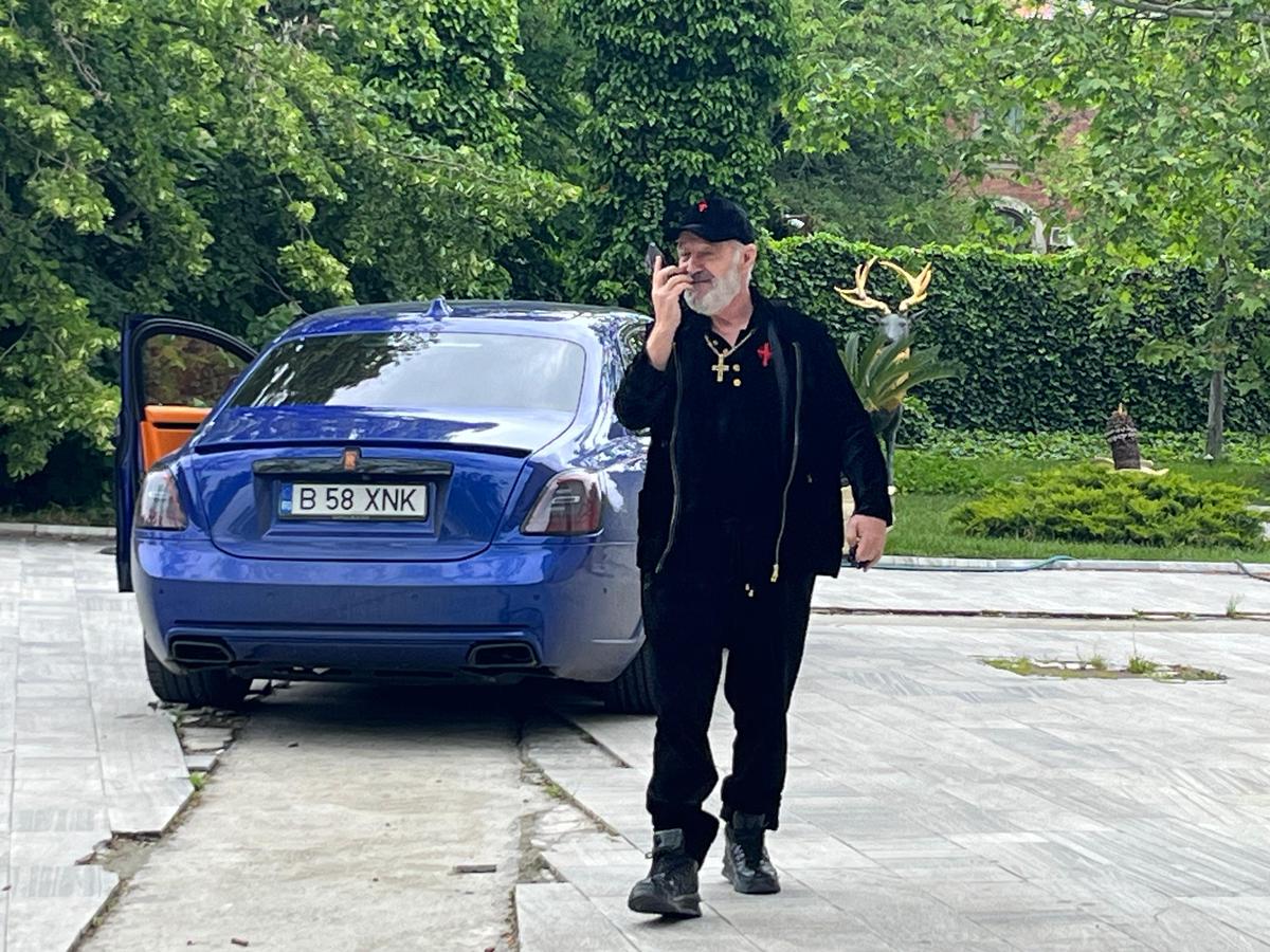 Imagini tari! Gigi Becali se plimba prin curte în timpul unei intervenții în direct