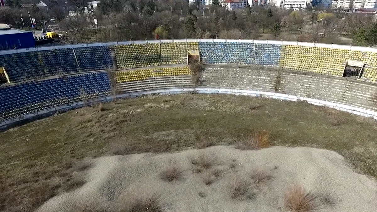 EXCLUSIV „Municipalul” din Bacău, „arena groazei”! Imagini cu stadiul dezastruos în care se află acum stadionul care obișnuia să adune 20.000 de spectatori