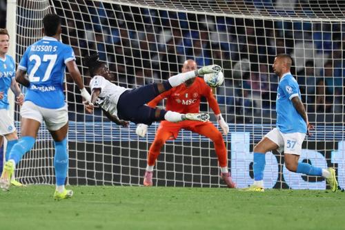 Jonathan Rowe înscrie spectaculos, pentru 2-3, în Napoli - Bologna / Foto: Imago