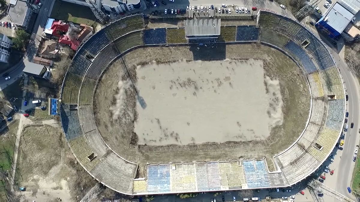EXCLUSIV „Municipalul” din Bacău, „arena groazei”! Imagini cu stadiul dezastruos în care se află acum stadionul care obișnuia să adune 20.000 de spectatori