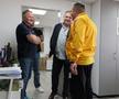 Discuție amicală între Dorel Simion și Daniel Ion, secretarul general al Federației Române de Box. Foto: Andrei Furnigă, GSP