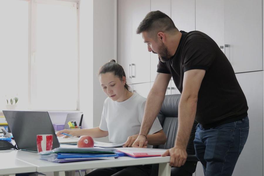Alexandru Scarlat, la secretariatul Federației Române de Box. Antrenorul a înregistrat petiția semnată de peste 100 de membri afiliați care solicită demiterea președintelui Vasile Cîtea. Foto: Andrei Furnigă, GSP Revoltă la sediul Federației Române de Box după investigația GSP: „Sinecurile sunt la putere!”