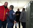 Foștii pugiliști au așteptat pe holurile Agenției Naționale pentru Sport. Foto: Andrei Furnigă, GSP