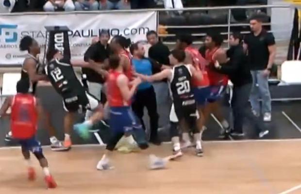 Scandal fără precedent: 11 jucători eliminați, după ce s-au bătut pe teren