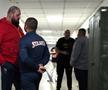 Foștii pugiliști au așteptat pe holurile Agenției Naționale pentru Sport. Foto: Andrei Furnigă, GSP