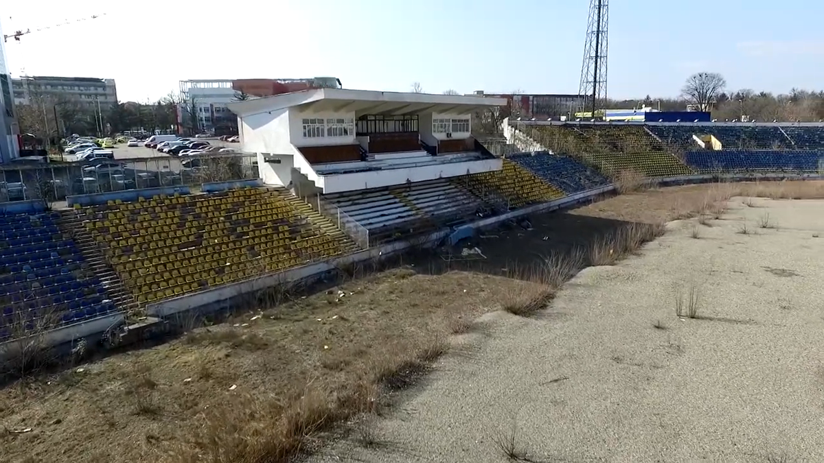 EXCLUSIV „Municipalul” din Bacău, „arena groazei”! Imagini cu stadiul dezastruos în care se află acum stadionul care obișnuia să adune 20.000 de spectatori