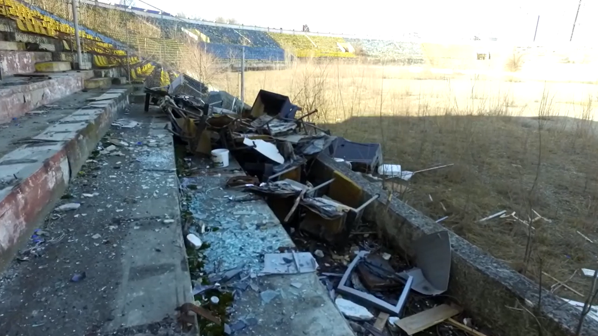 EXCLUSIV „Municipalul” din Bacău, „arena groazei”! Imagini cu stadiul dezastruos în care se află acum stadionul care obișnuia să adune 20.000 de spectatori