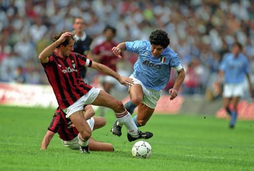 Diego Maradona, în duel cu Baresi. Foto: Imago