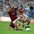 Diego Maradona, în duel cu Baresi. Foto: Imago