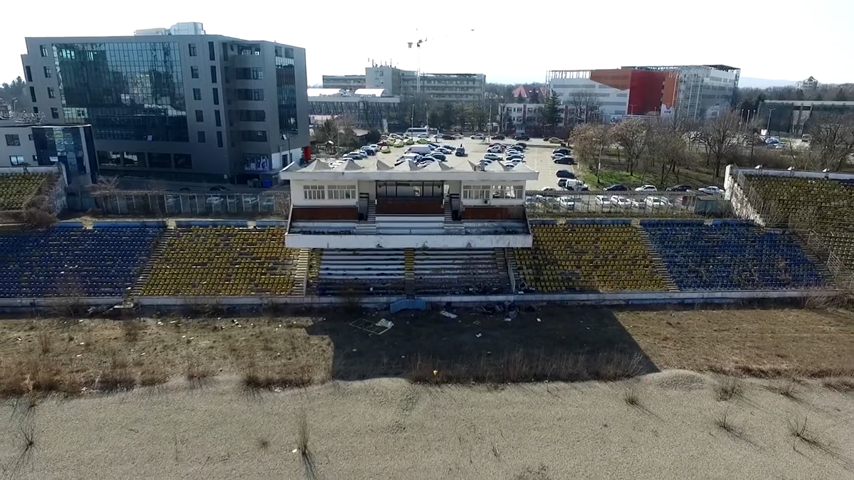 EXCLUSIV „Municipalul” din Bacău, „arena groazei”! Imagini cu stadiul dezastruos în care se află acum stadionul care obișnuia să adune 20.000 de spectatori