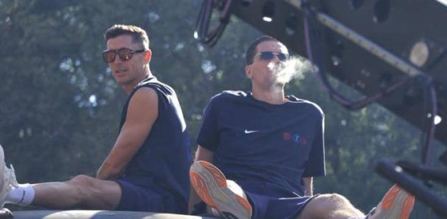 Sărbătoare catalană pe străzile Barcelonei » Țigări și gesturi obscene în autocarul descoperit al campionilor + ce și-a scris Yamal pe tricou