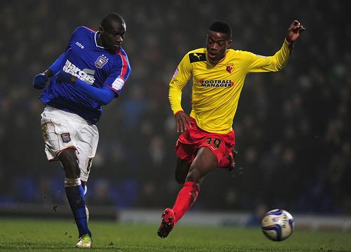 Guirane N'Daw 
(stânga) în duel cu Nathaniel Chalobah