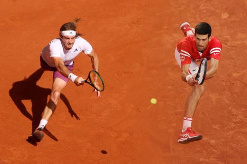 Grecul Stefanos Tsitsipas (22 de ani) ar putea ajunge pe cea mai bună poziție din carieră, locul 3 mondial, dacă se impune în finala Roland Garros, duminică, contra lui Novak Djokovic (34 de ani, 1 ATP).