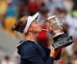 Barbora Krejcikova (25 de ani, 33 WTA) este noua campioană de la Roland Garros! Cehoaica a învins-o în ultimul act pe Anastasia Pavlyuchenkova (29 de ani, 32 WTA), scor 6-1, 2-6, 6-4.