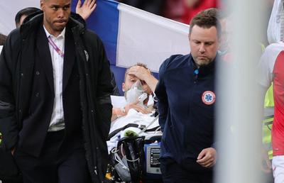 Eriksen a fost stabilizat la spital, după ce s-a prăbușit pe teren » Vorbește și respiră singur