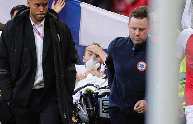 Eriksen a fost stabilizat la spital, după ce s-a prăbușit pe teren » Vorbește și respiră singur