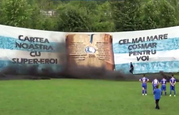 Imaginile week-end-ului din fotbalul mic: scenografie și fumigene în Liga 6 din România, la duelul decisiv de la Comarnic