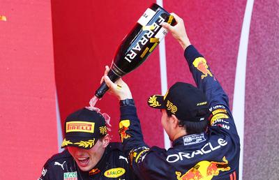 Verstappen câștigă în Baku, într-o zi de COȘMAR pentru Ferrari! Titlul piloților devine o „afacere” Red Bull