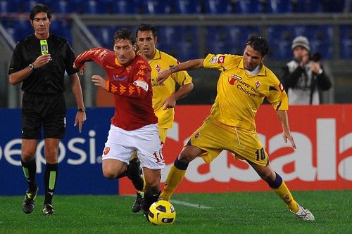 Adrian Mutu, 43 de ani, a lansat sâmbătă, la Cluj-Napoca, autobiografia „Revenirea din Infern”. În carte, „Briliantul” a povestit, printre altele, cum a refuzat AS Roma în 2008, în ciuda unui efort senzațional făcut de legenda Francesco Totti.
